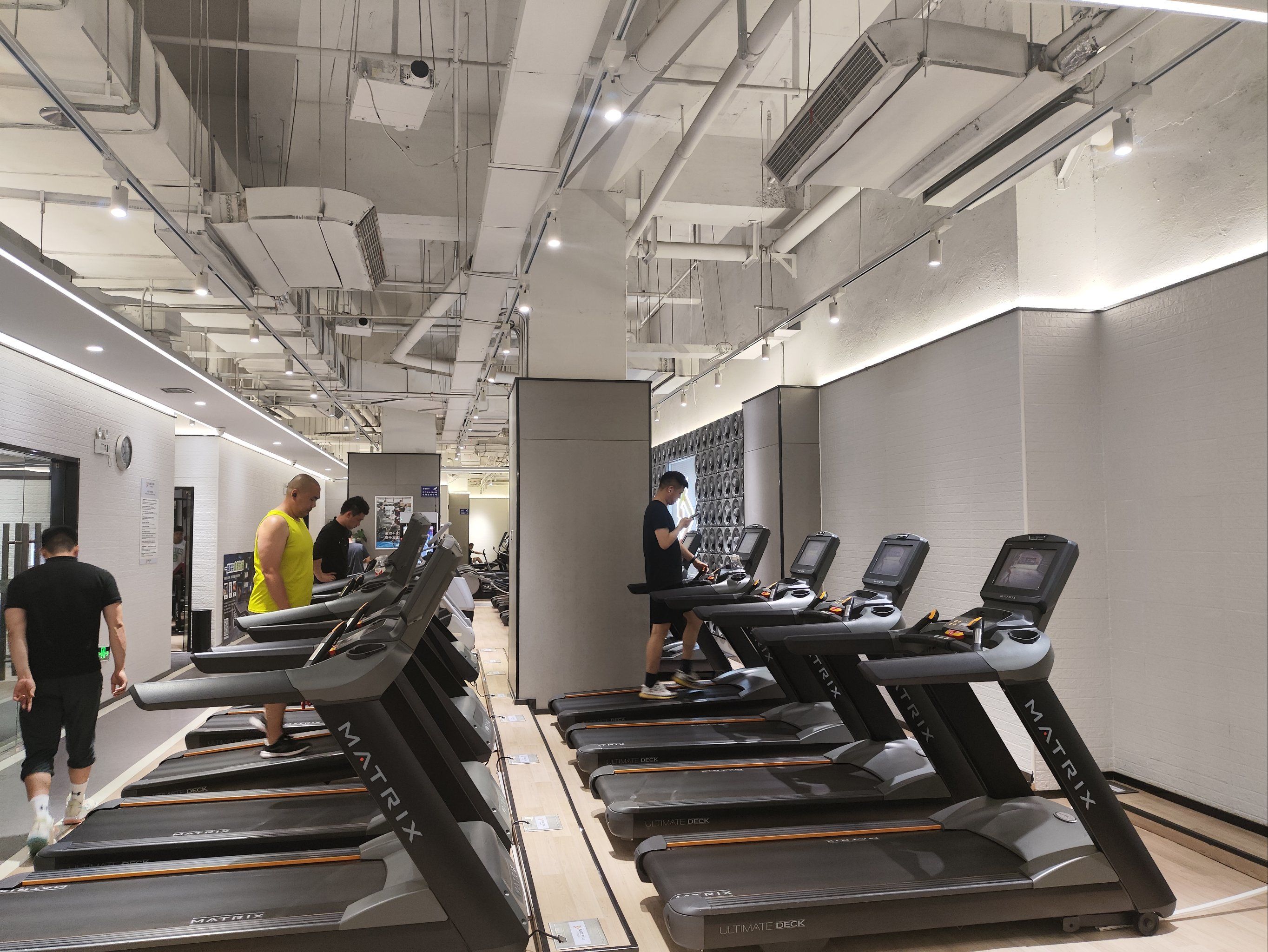 南宫体育-西城雄鹿队守住胜果川蜀雄鹿队，羽毛球杯赛上演裁判判罚引热议！赛后更衣室沸腾(羽毛球四川队)