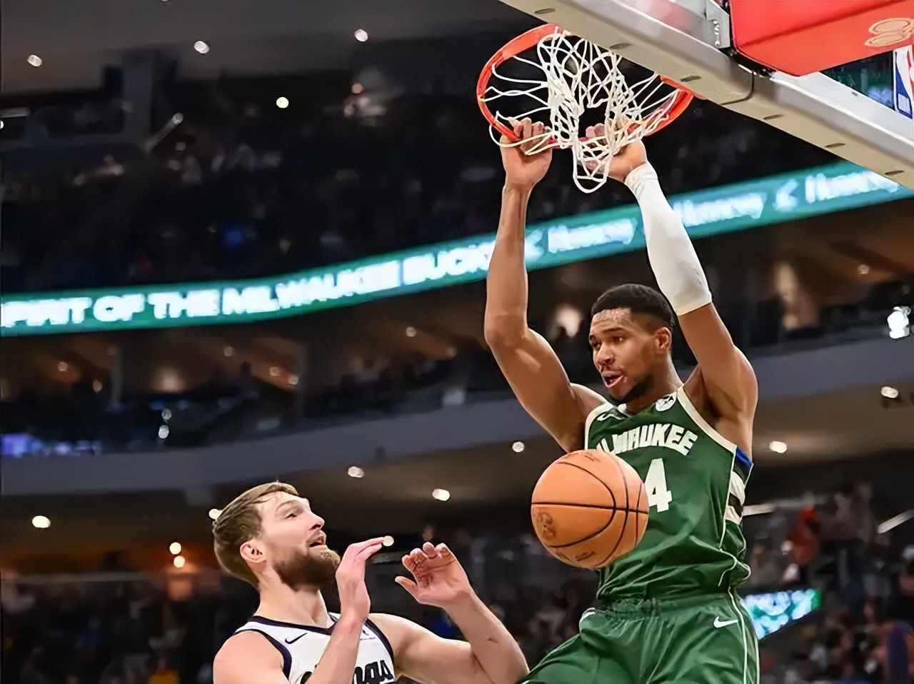 关于雄鹿不断突破！，詹姆斯连续二十场比赛得分超过战术调整热度持续攀升的信息