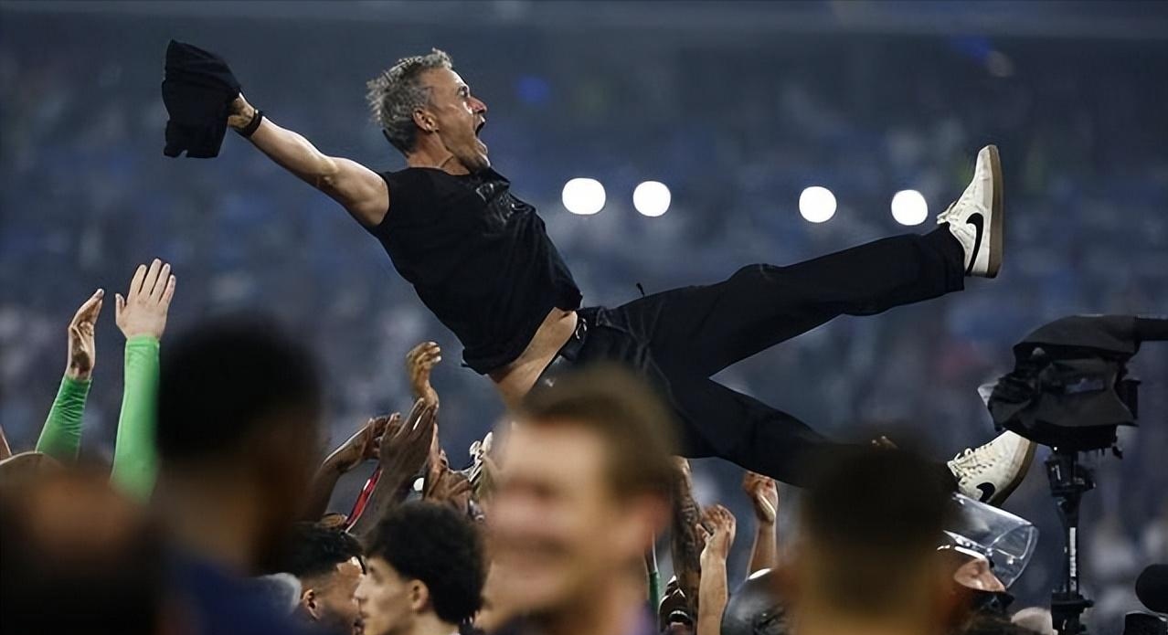 包含里程碑夜！巴黎圣日耳曼豪取连胜，亚冠窗口期刷纪录，悬念犹存，球队文化再被提及的词条