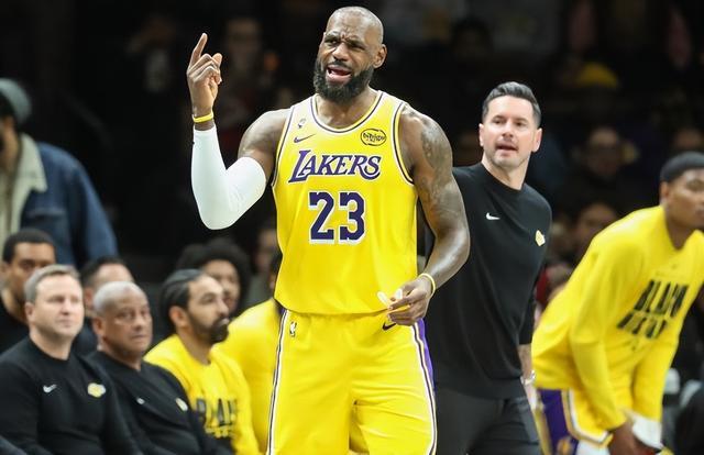 关于詹姆斯回归赛场，回归赛场首场状态亮眼，FPX观众沸腾！的信息